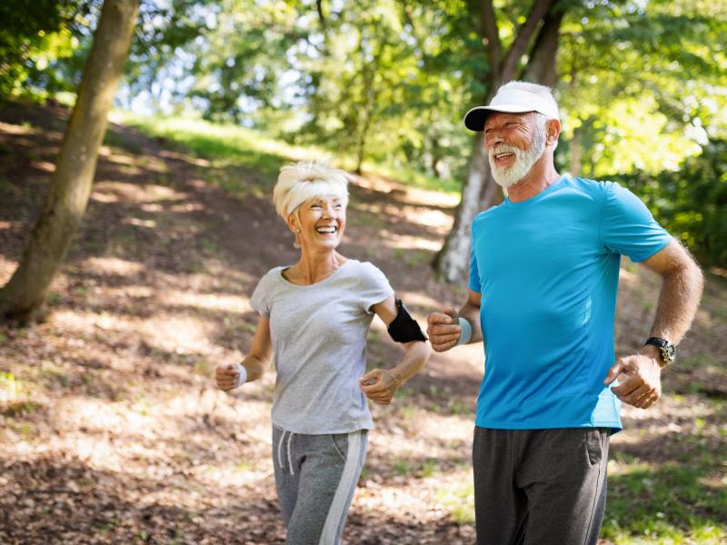 Cuplu in varsta alergand in parc