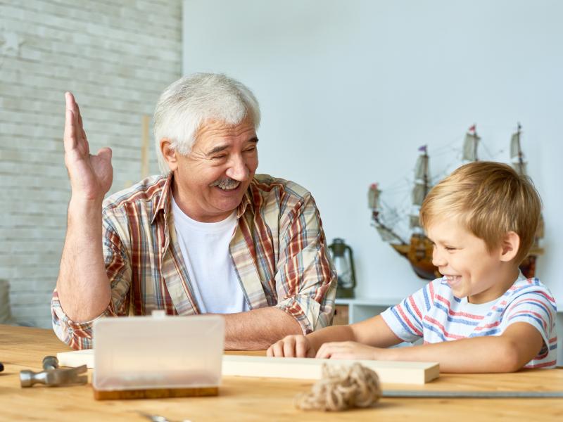 Bunic relaxandu-se impreuna cu nepotul