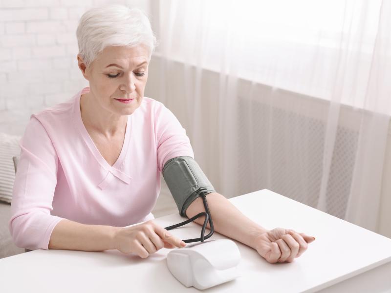 Femeie care își măsoara tensiunea arterială