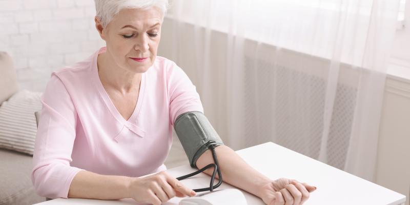 Femeie care își măsoara tensiunea arterială