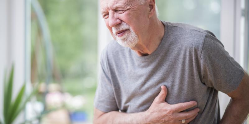 Barbat cu durere in piept